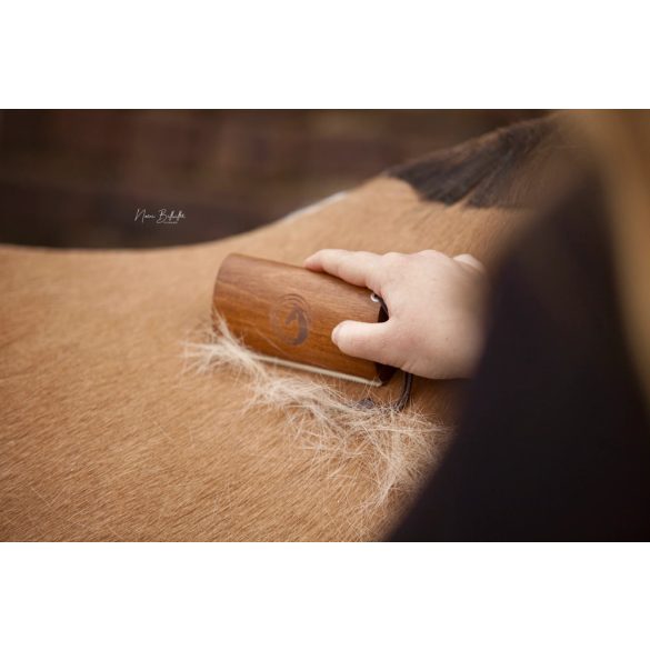 EQUIMOUR "TINKA" SZŐRZETVÁLTÁS-SEGÍTŐ FÉSŰ