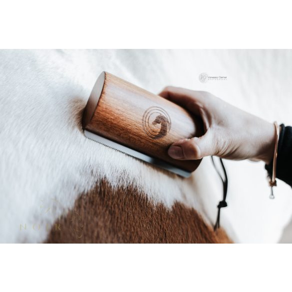 EQUIMOUR "TINKA" SZŐRZETVÁLTÁS-SEGÍTŐ FÉSŰ